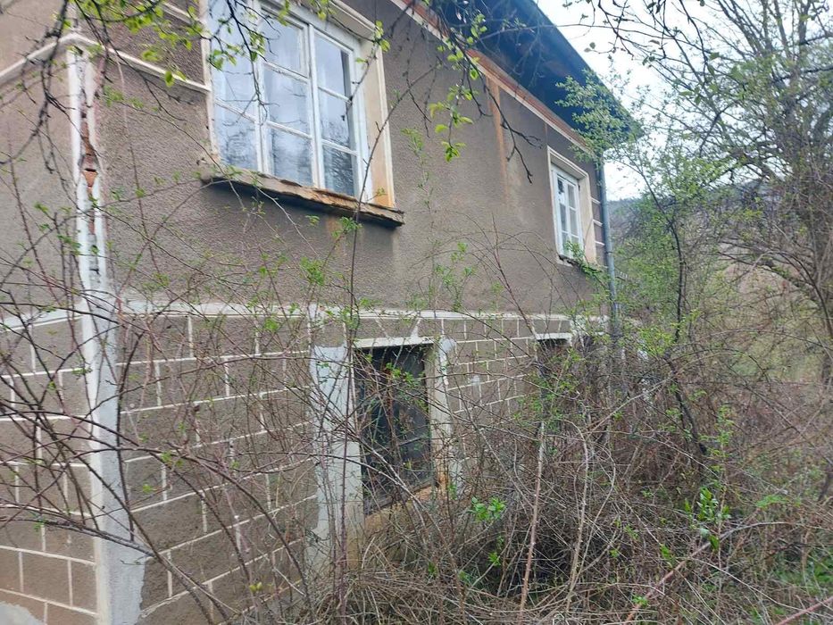 Продава къща с двор в с. Желен до гр. Своге на около 40 км. от София