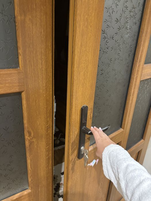 Ansamblu ușă exterior PVC + 2 geamuri laterale fixe – Termopan – Stejar Auriu