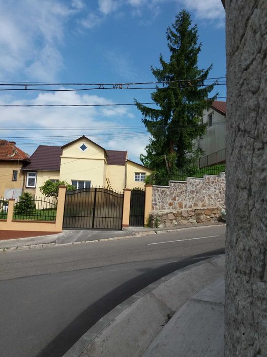 Dau in chirie locuinta cu 3 camere  central cu terasa si curte mare