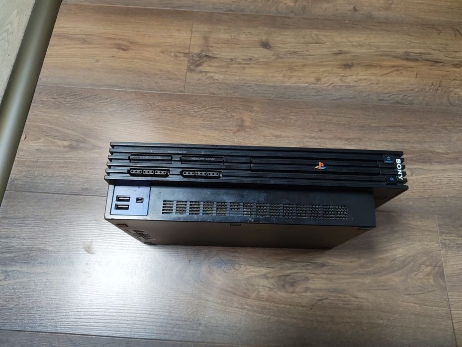 Vând PlayStation 2 fat/gras cu o manetă