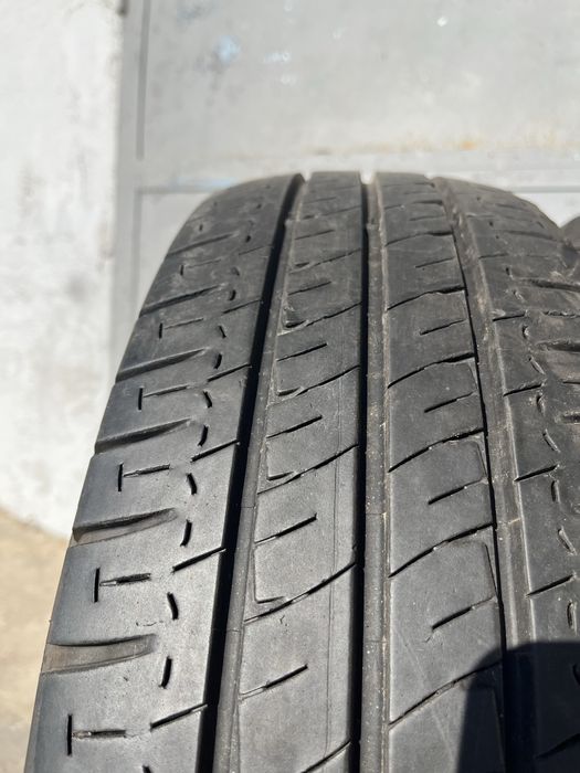 2 бр. гуми за бус 215/70/15C Michelin DOT 3519 7 mm