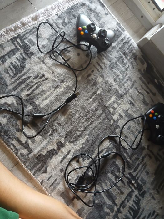 Consolă Xbox 360 S (Slim) + 2 Manete + Joc GTA 5 Complet (2 Discuri)