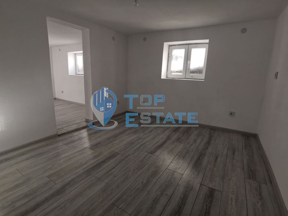 Тухлена къща с гараж и голям двор в село Джулюница, област Велико Тър