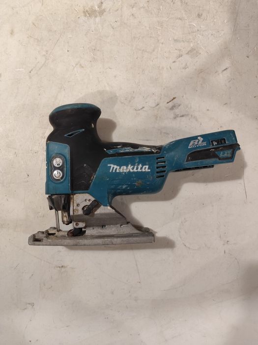 Безчетков прободен трион зеге Макита Makita DJV181