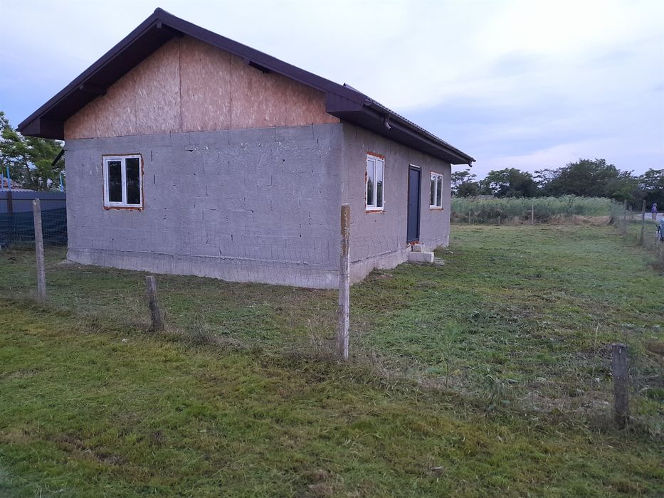 Casa de vanzare la rosu