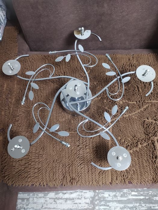 Люстра. На галогенках 220 V 20 W.