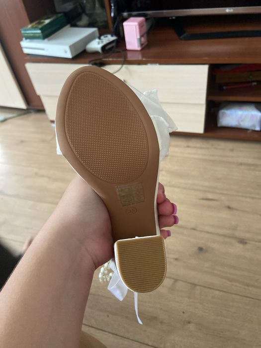 Белые туфли на высоком каблуке