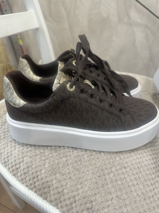 Продам  новые кроссы