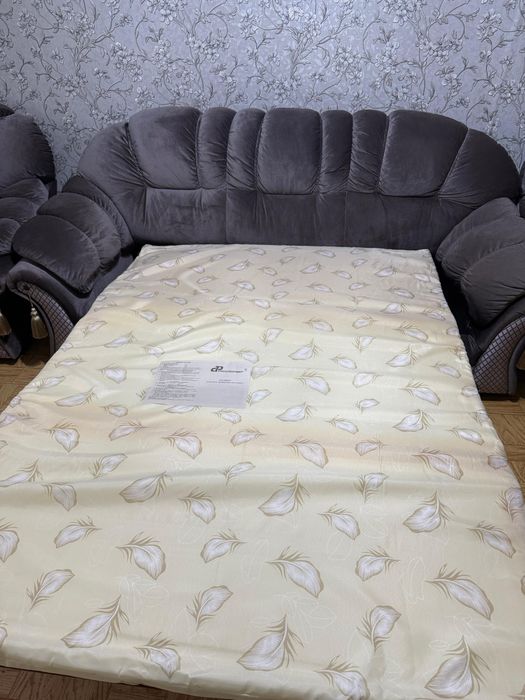 Раскладной диван и два кресла