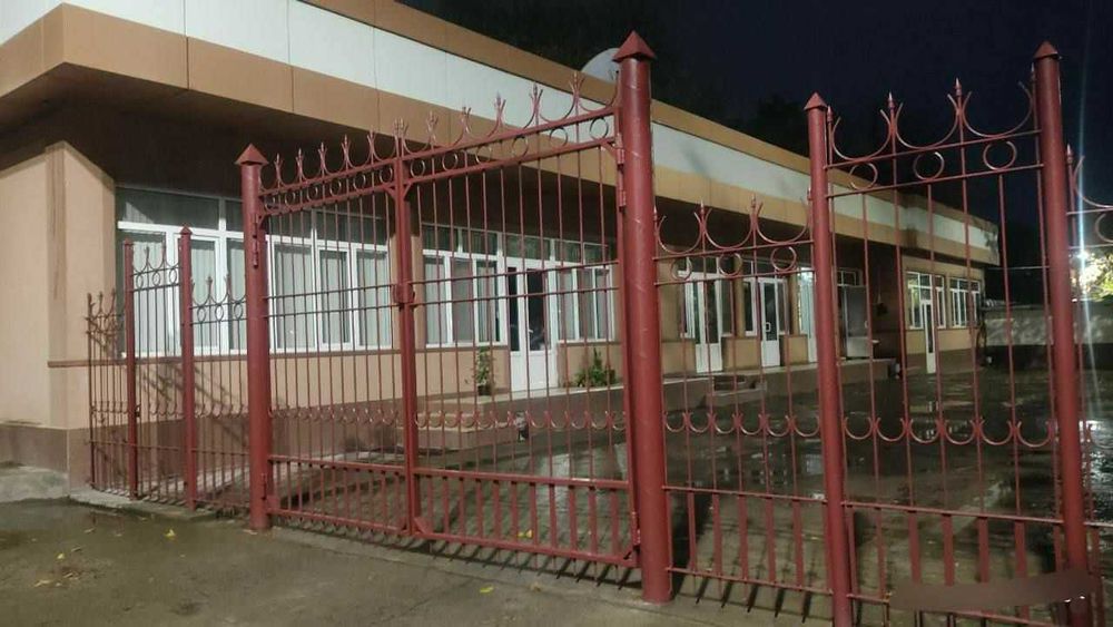 Продаётся 2 300 м² коммерческое здание.