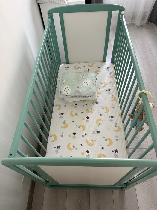 Pătuț Baby Needs + saltea cocos + 5 huse/lenjerii – stare foarte bună