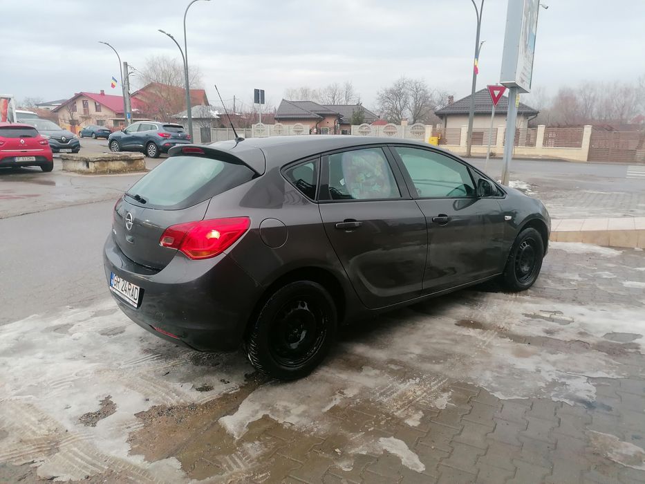 Vând sau schimb Opel astra j 1.4 benzina