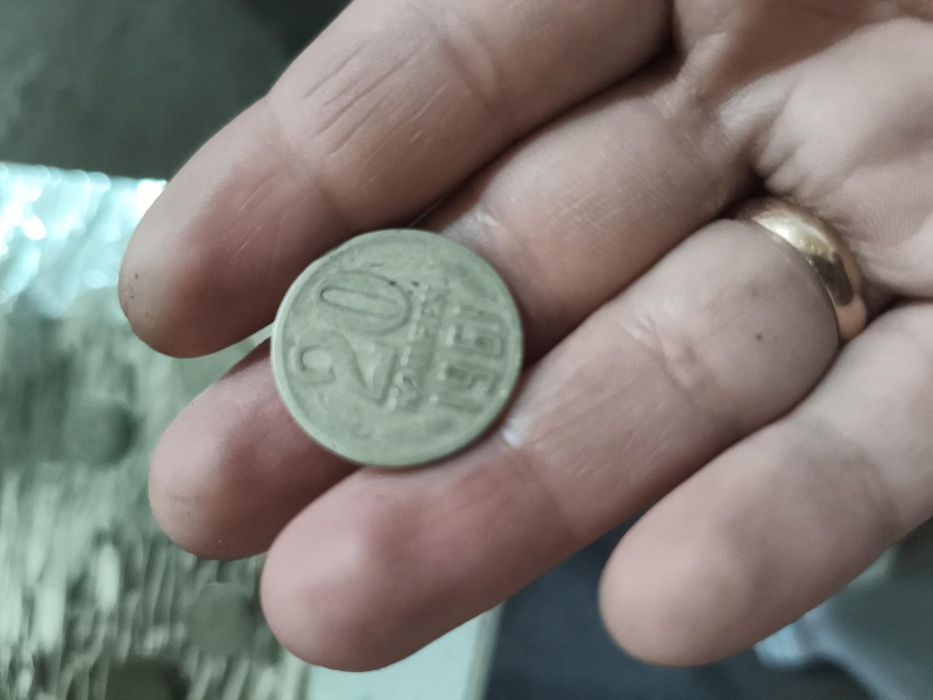 Продам старые монеты