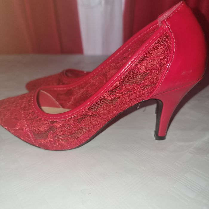 Pantofi rosii din dantela cu piele 37