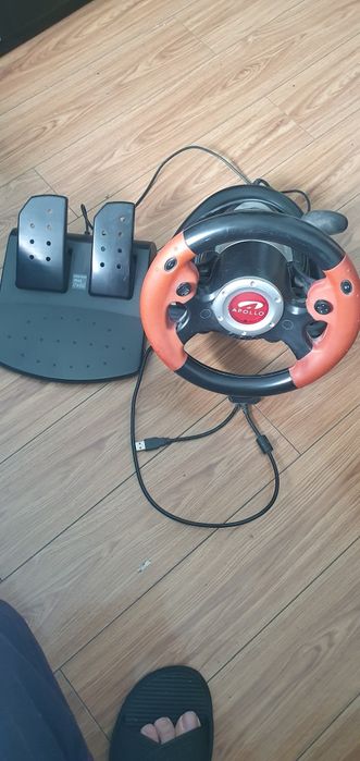 Vând joystick și volan thrumaster