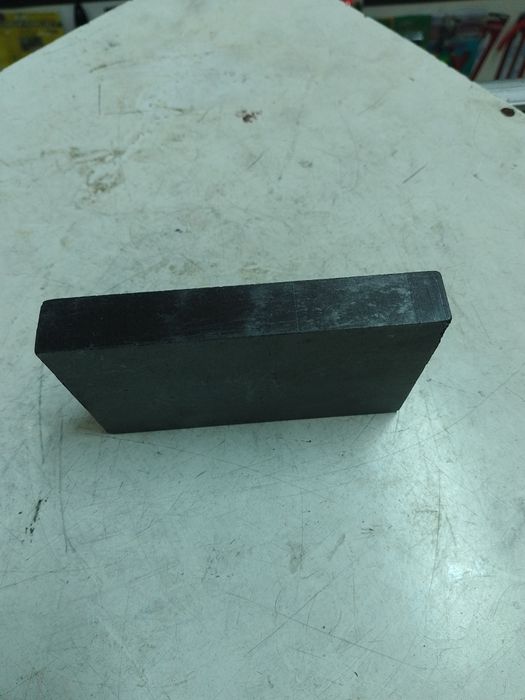 Продавам графит на плочи и блокчета различни размери.