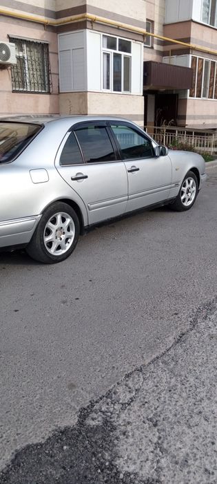 Автомобил Mercedes Bens w210