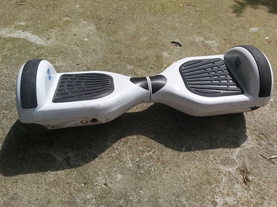 Hooverboard Denver, motoare 350W, roti 6.5 inch, are zgarieturi de folosire in special pe spate.