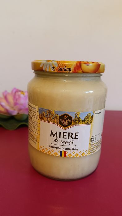 Miere de albine din stupină proprie.