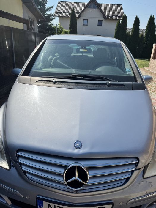 Mercedes-Benz  B180
