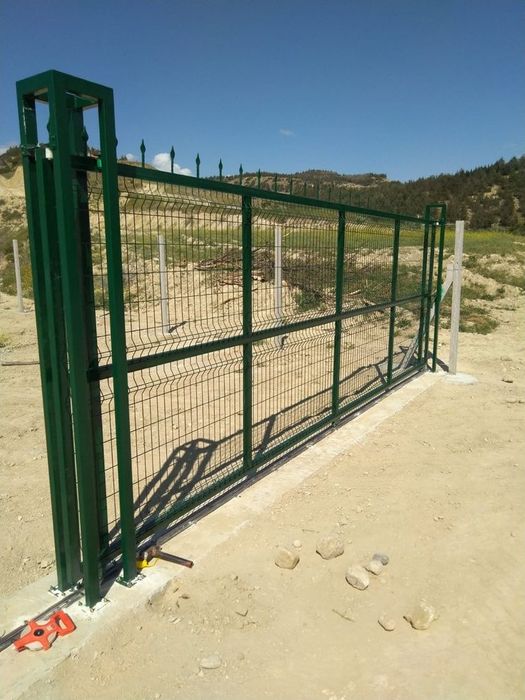 Garduri și porți pentru împrejmuirea terenurilor. Avem materiale în st