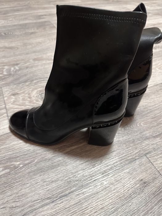 Продам ботинки на каблуках