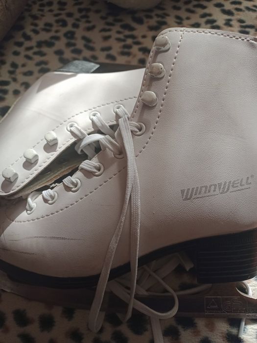 Продам конъки на девочку 31 размер