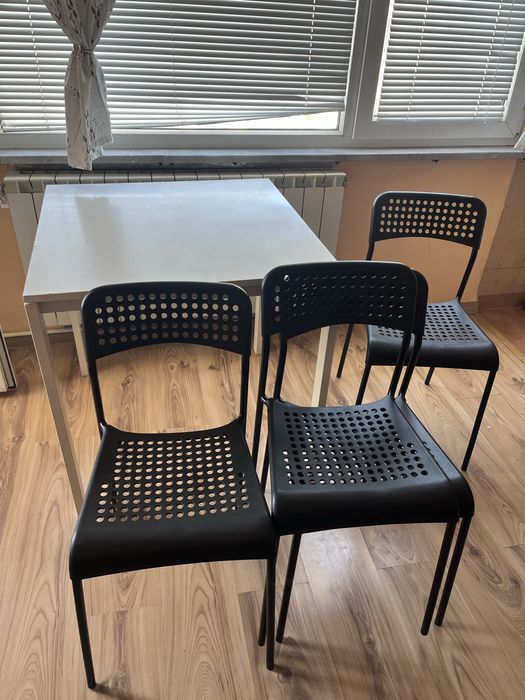 Маса с 4 стола  от икеа с леки забележки