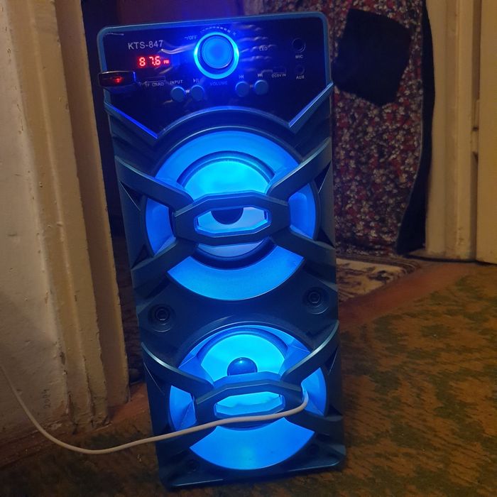 Boxă   2 difuzoare cu B.T., stick. radio , card, aux.
