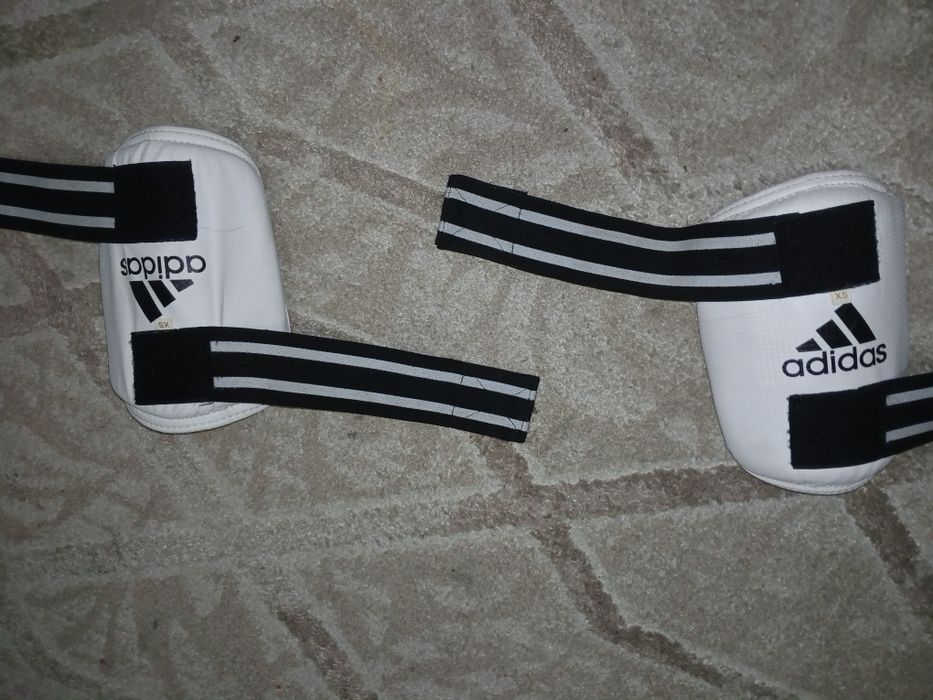 Продам экипировку.Шлем, протектор,перчатки,щётки