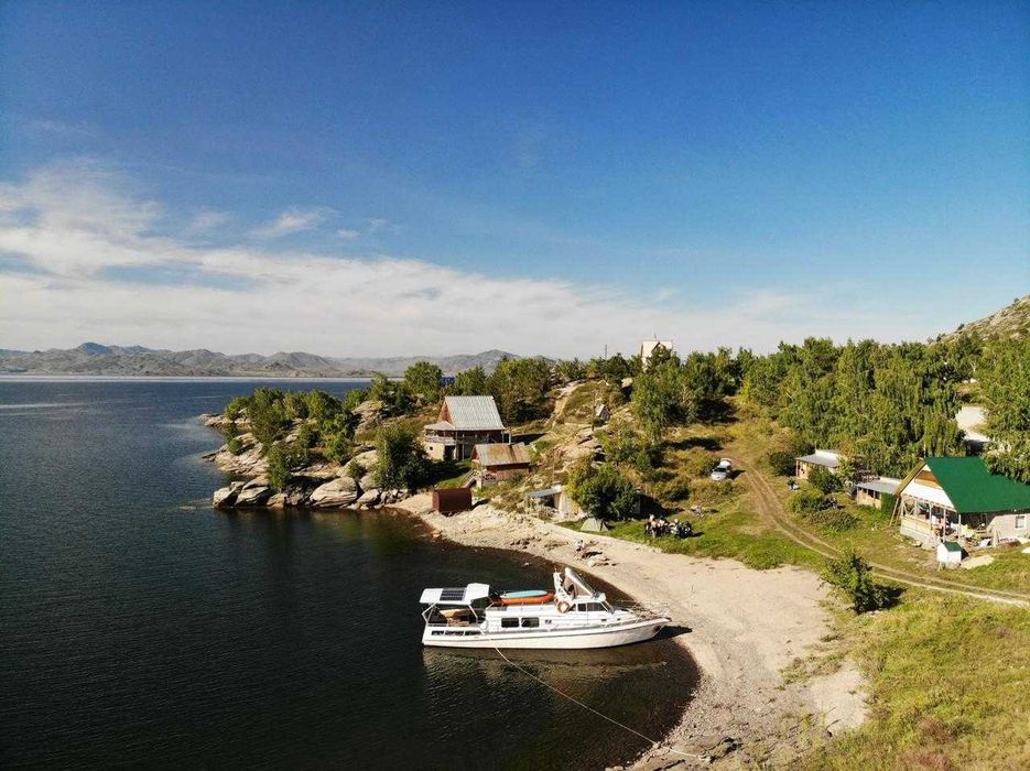 Участок с домиками на Бухтарме