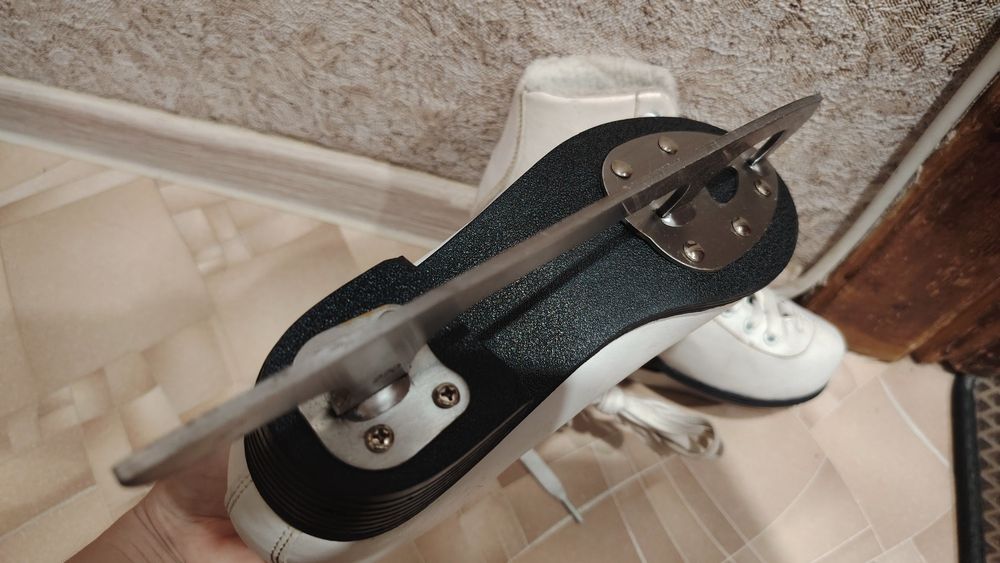 Коньки фигурные продам