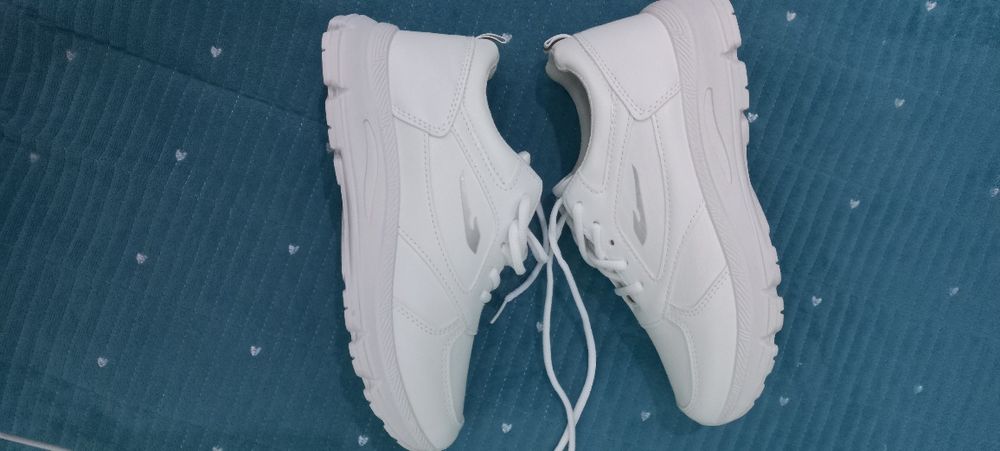 Продам новые белые кроссовки