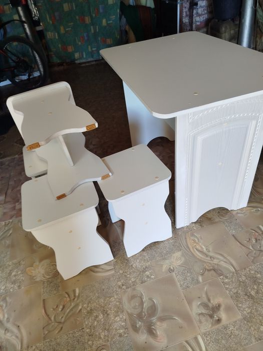 Стол и четыре стула