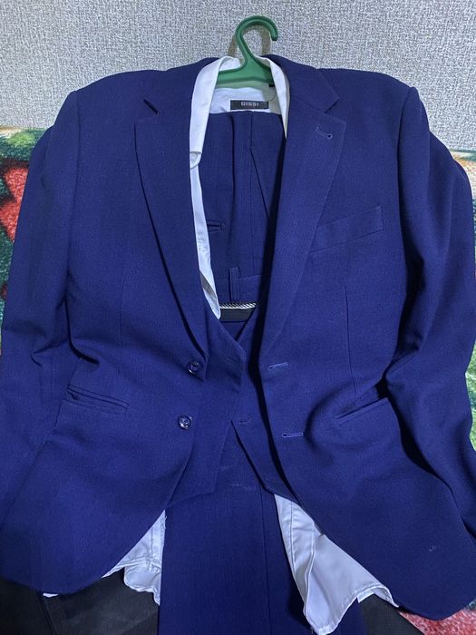 Синий костюм тройка