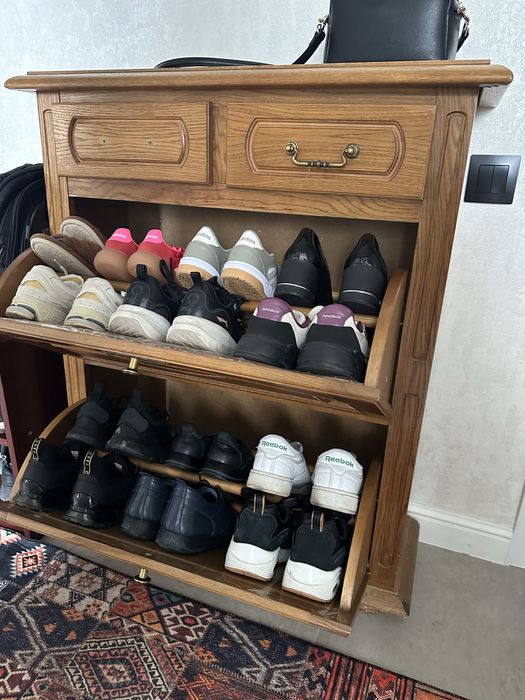 Диспенсер, стол и тумбочки