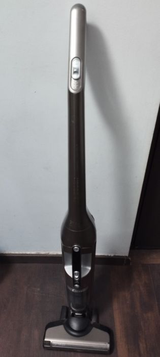 Vând aspirator vertical Bosch, puțin folosit și în stare foarte bună.