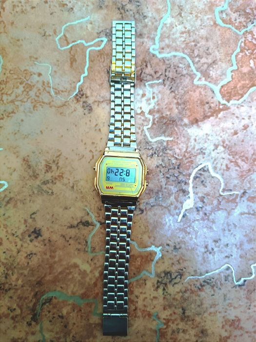 Электронные часы с золотой окраской