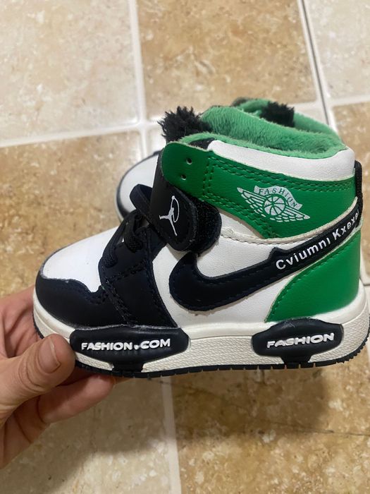 Кроссовки на меху детские