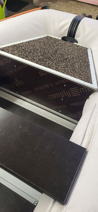 Barca gonflabilă cu motor