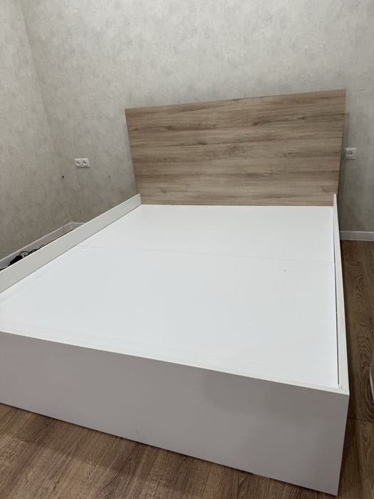 Кровать двухспальная без матраса