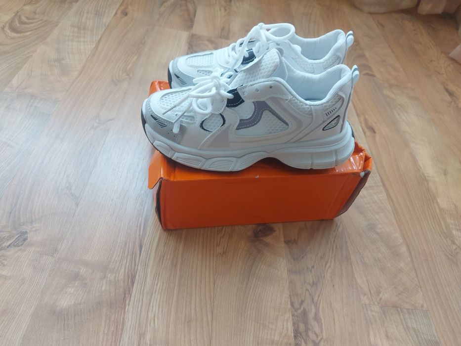 Кроссовки новые.