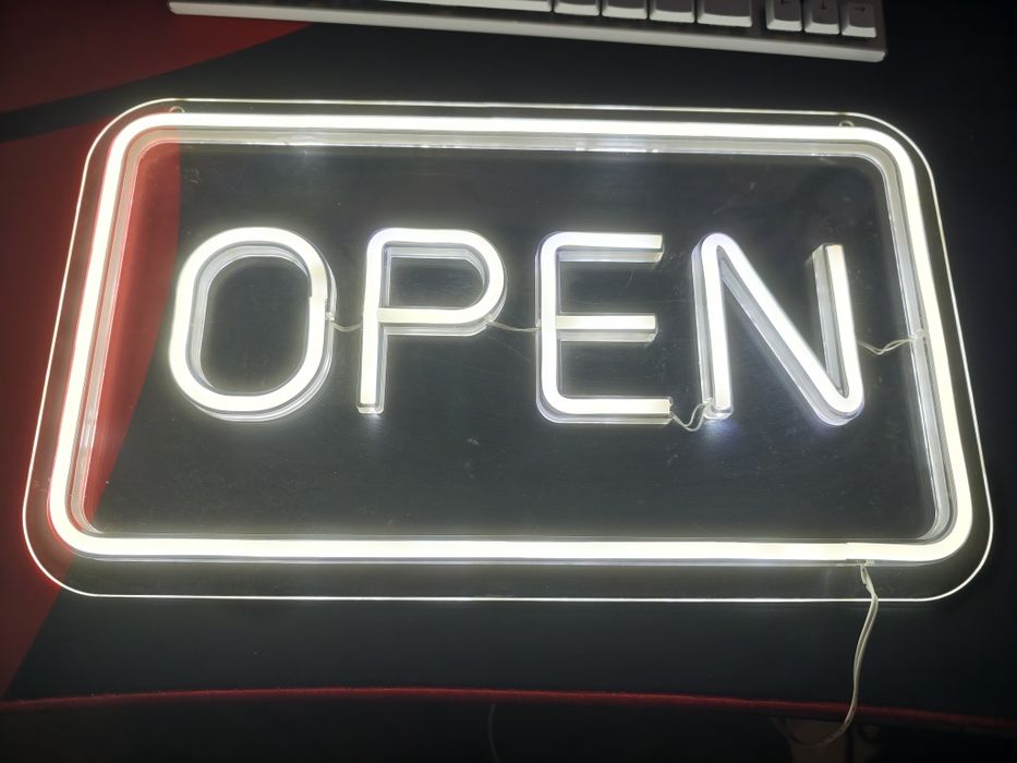 Неонов надпис Open