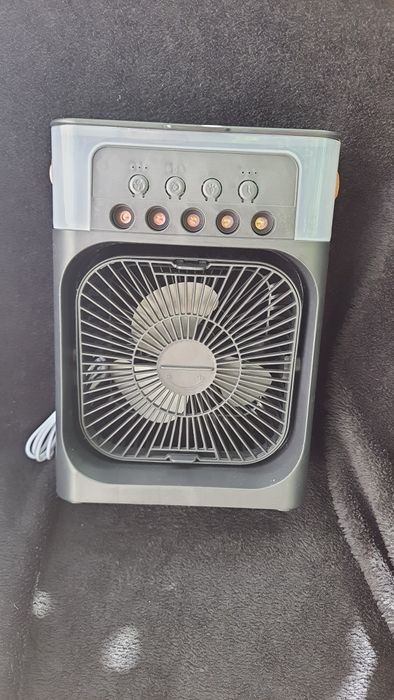 Ventilator cu pulverizator apă și LED-uri