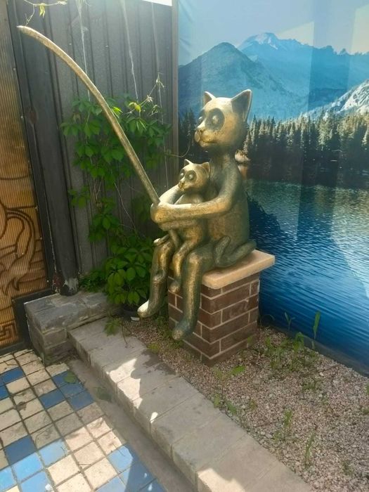 Скульптура "Коты-рыбаки"