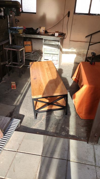 Холна маса от метал и масив различни видове