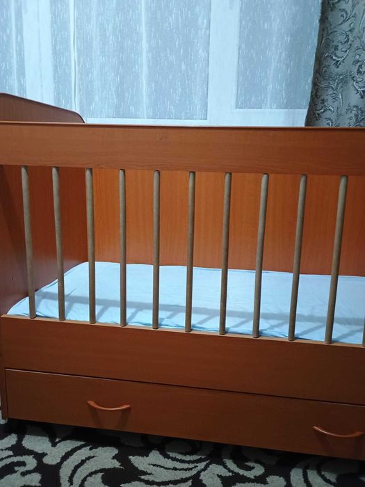 Vând pătuț copil din lemn reglabil pe 3 nivele pe roti și sertar