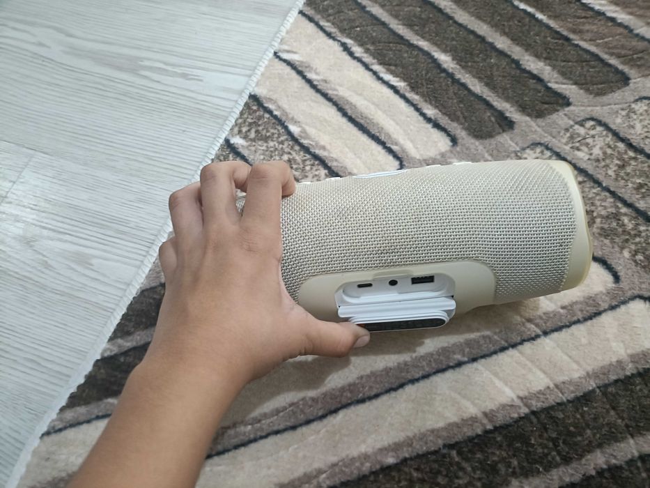 Vând boxa jbl charge 4