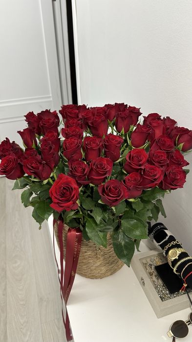 Красные Розы в корзине