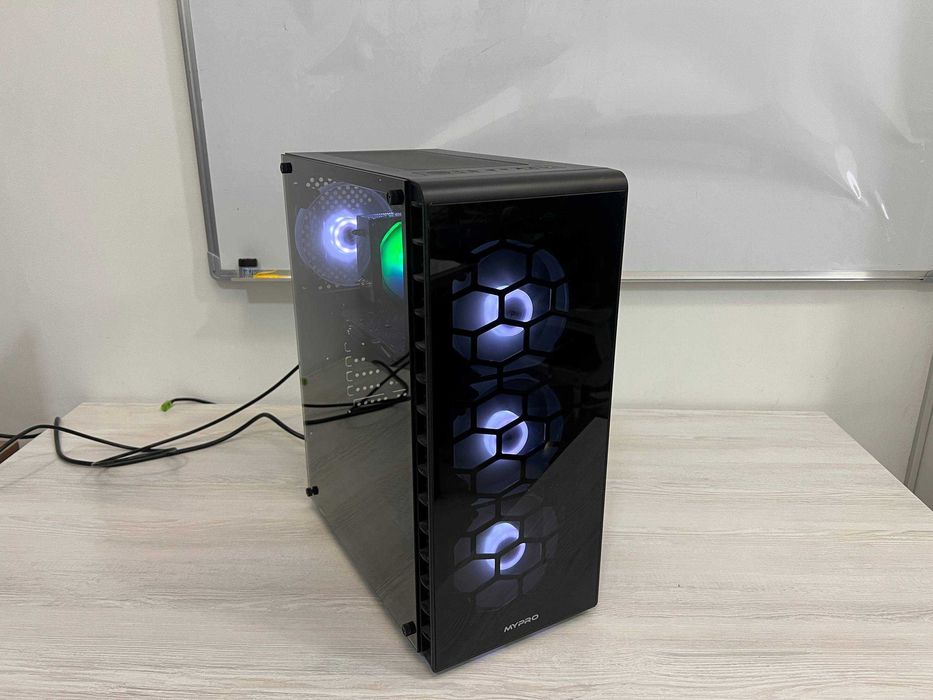Кейс MyPro с 4 кулерами с регулируемой RGB подсветкой